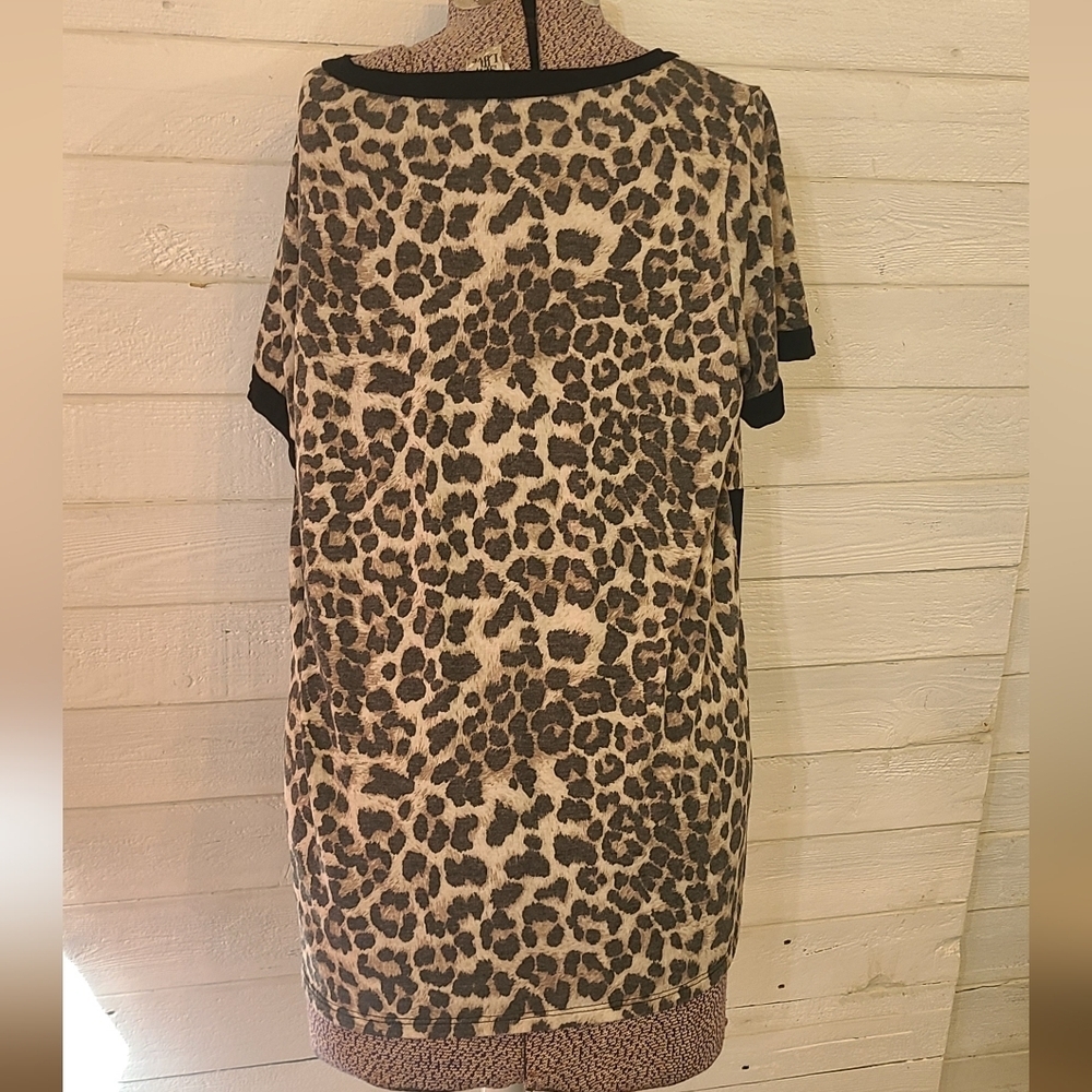 Sew In Love Leopard Animal Print V-Neck Blouse size Large - Picture 2 of 4